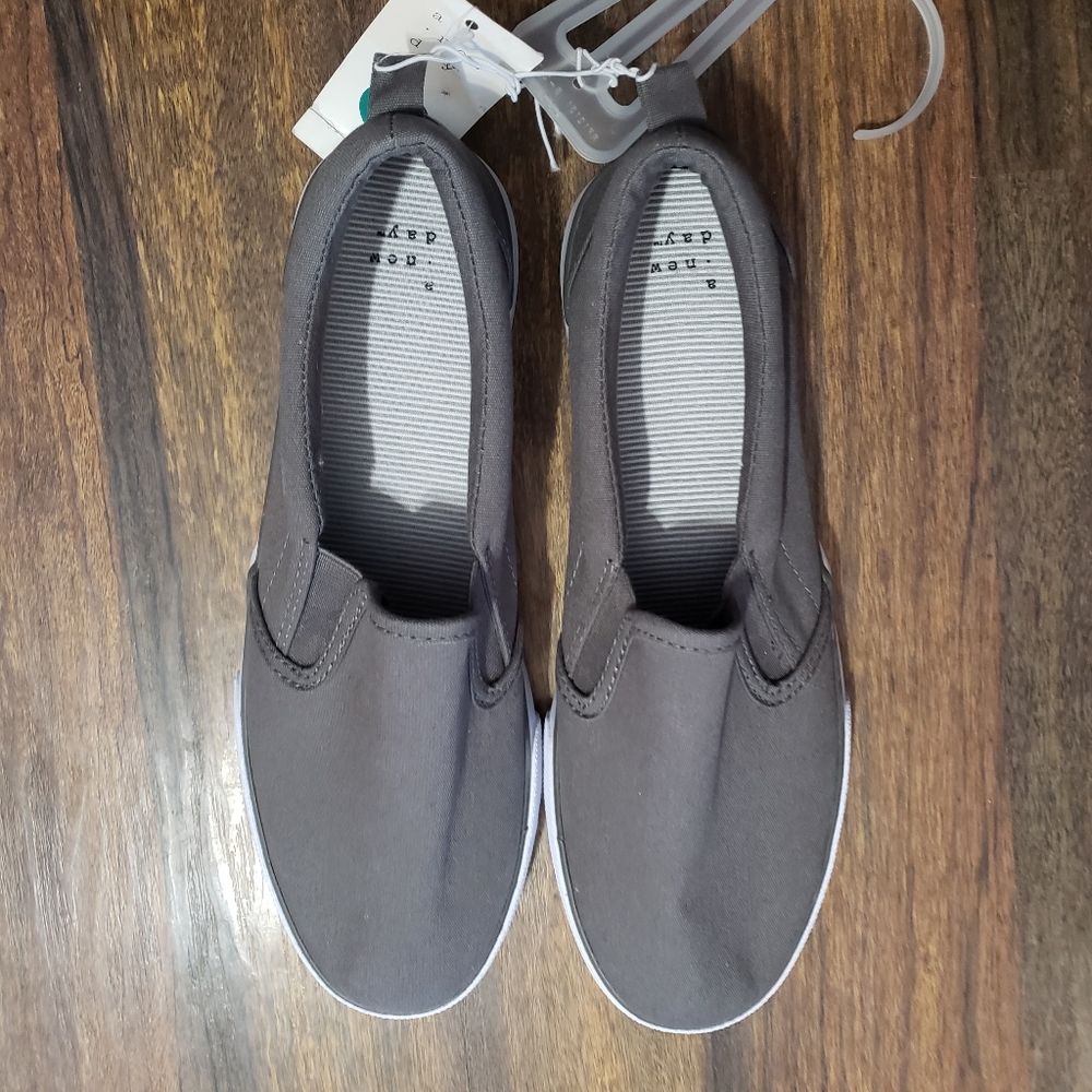 NWT Women's Millie Twin Gore Slip On Sneakers in Gray Size 9